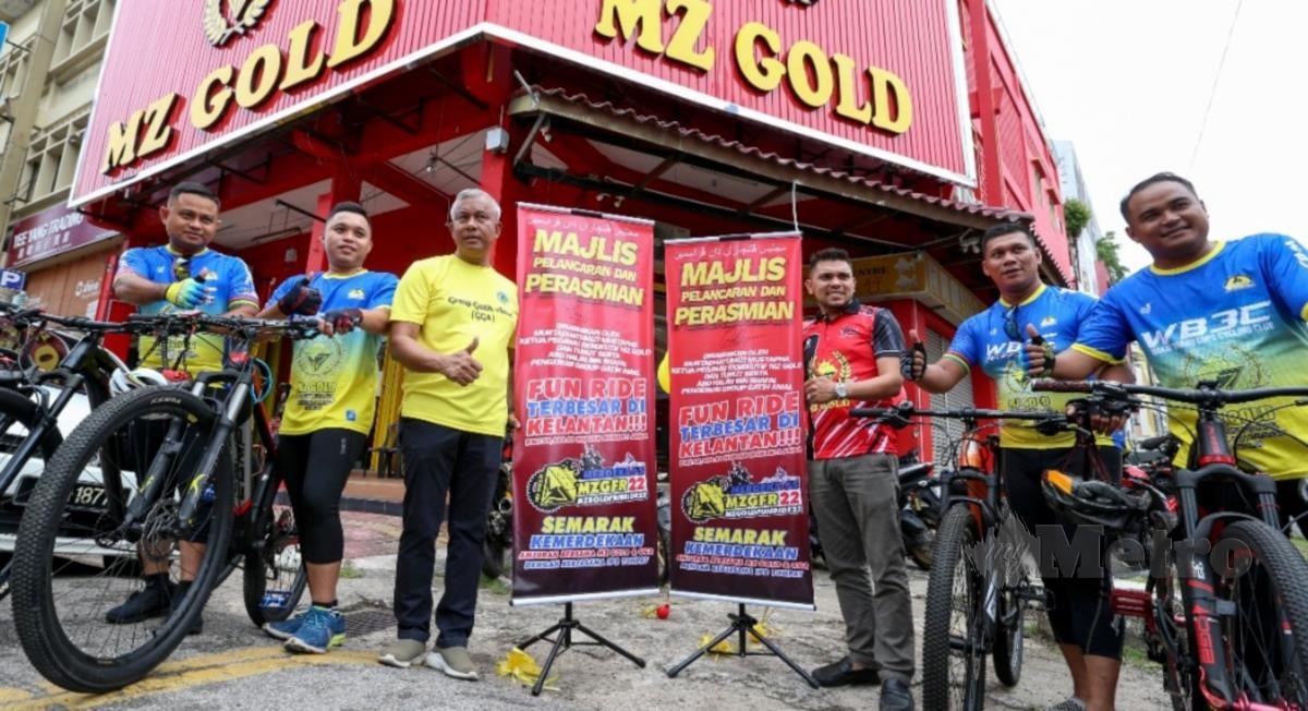 ABD Halim (tiga kiri) pada Majlis Pelancaran Fun Ride kayuhan semarak kemerdekaan di hadapan pejabat MZ Gold di Jalan Temenggong di sini. FOTO NIK ABDULLAH NIK OMAR