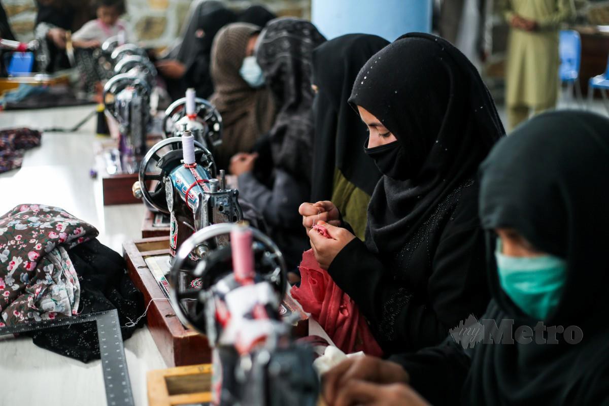 SEBAHAGIAN pelajar wanita Afghanistan mengikuti kursus jahitan di Madrasah Zainabul Ghazali, Esfanyar, Kabul pada Kembara Ramadan Afghan atau Care4Afghan 2.0. FOTO Aswadi Alias