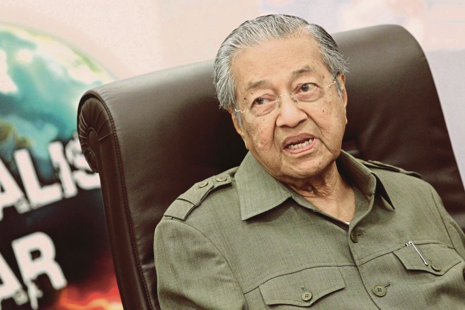 Tun Dr Mahathir dibenarkan keluar dari IJN hari ini. - Foto Fail