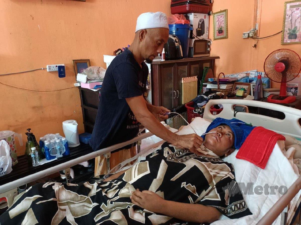 WAN Anuar menyedut kahak Maimon yang terlantar secara tiba-tiba sejak tiga bulan lalu dengan menggunakan mesin. FOTO Siti Rohana Idris