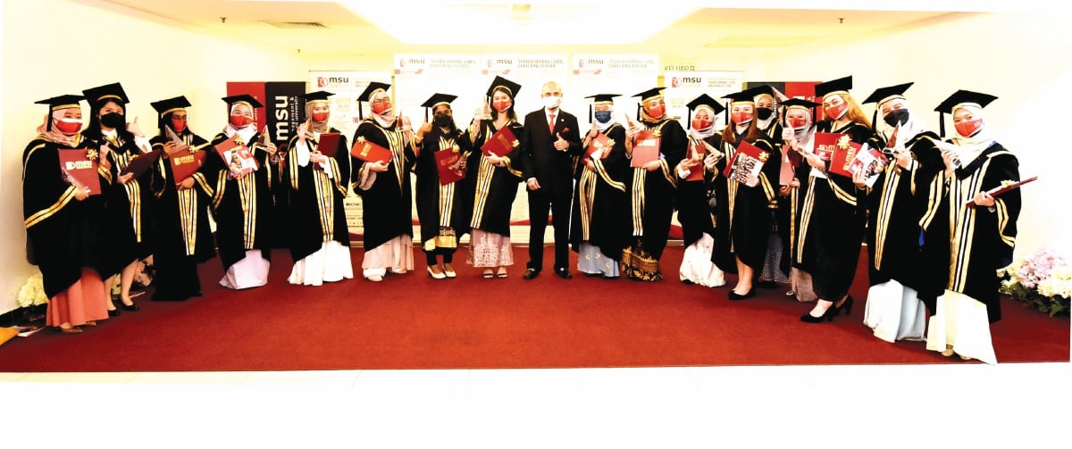 PRESIDEN MSU, Profesor Tan Sri Dr Mohd Shukri bersama 17 graduan penerima Anugerah Industri.