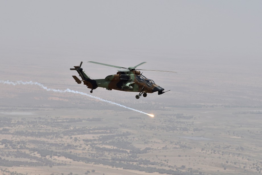 PASUKAN antipengganas Barkhane melancarkan serangan udara dalam satu operasi di utara Mali. FOTO AFP