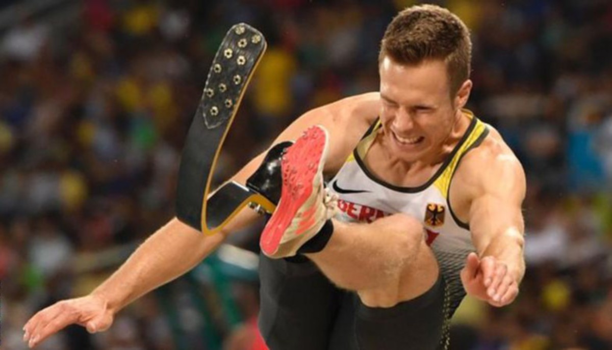 Markus Rehm dari Jerman bertanding dalam acara lompat jauh kategori T64 di Paralimpik Tokyo. FOTO Agensi