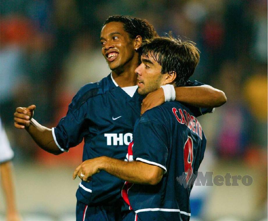 Cardetti (kanan) rakan sepasukan Ronaldinho. FOTO File Agensi