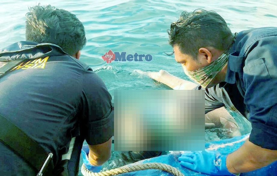 ANGGOTA Agensi Penguatkuasaan Maritim Malaysia (APMM) mengangkat mayat lelaki dewasa ditemui terapung di kawasan Pulau Manukan, Kota Kinabalu. FOTO NSTP/JUNAIDI LADJANA.