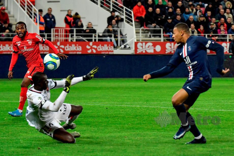 Penyerang PSG, Kylian Mbappe (kanan) menjaringkan gol pembukaan menentang Dijon pada aksi di Stadium Gaston Gerard, Dijon. FOTO AFP