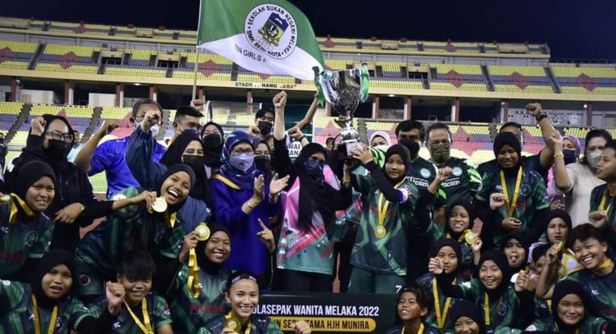 SSN Melaka ceria muncul juara Piala Datin Seri Utama Munira 2022 di Stadium Hang Jebat, Paya Rumput malam tadi. FOTO Ihsan Persatuan Bolasepak Melaka United 