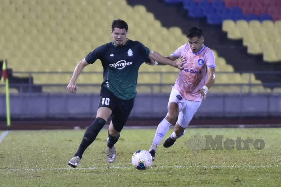 AKSI pemain Melaka, Romel Morales (kiri) ketika berdepan import Pahang, Adam Reed pada aksi Liga Super di Stadium Hang Jebat, Paya Rumput. FOTO NAZRI ABU BAKAR