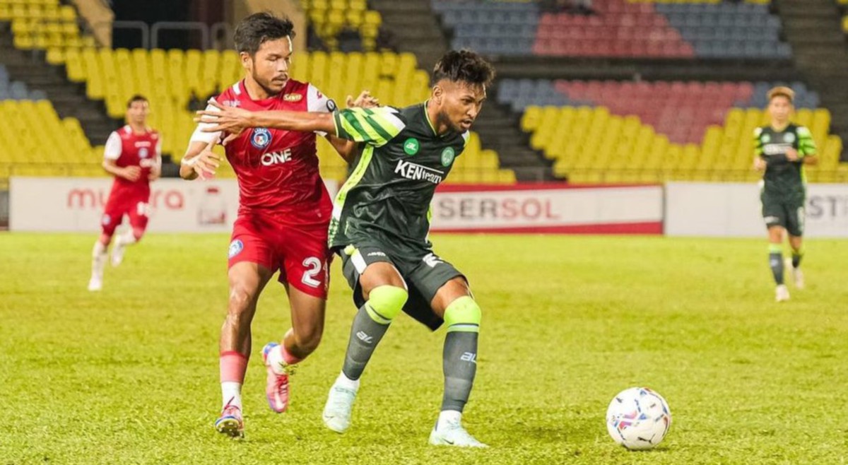 SYUKRI (hijau) ketika Melaka berdepan Sabah FC. FOTO Ihsan MU