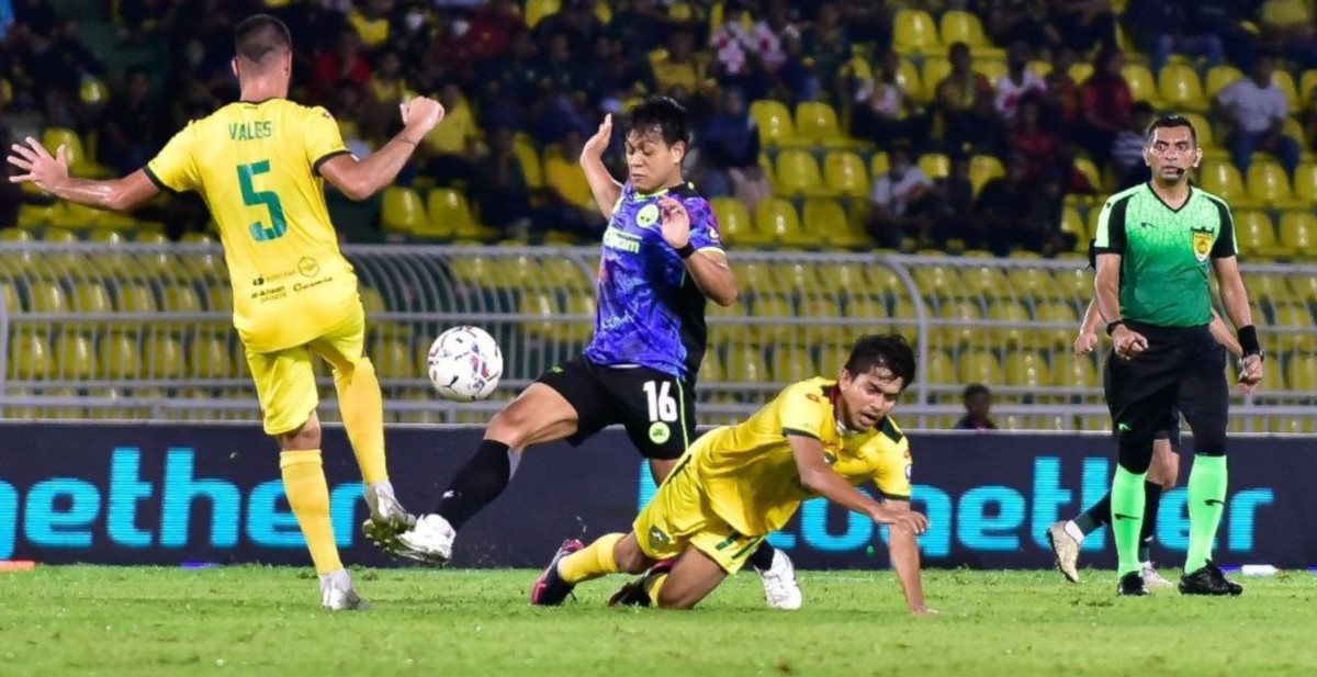 TONGGAK tengah Melaka, Fadhil Idris (tengah) cuba melepasi kawalan pemain Kedah, FOTO Ihsan Melaka United