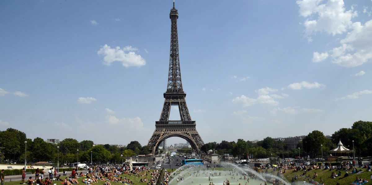 MENARA Eiffel dikatakan menjadi lokasi nyalaan api Olimpik Paris 2024. FOTO AFP