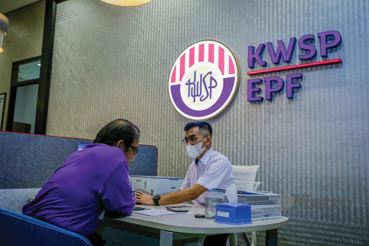 Pelanggan hadir bagi urusan berkaitan Kumpulan Wang Simpanan Pekerja (KWSP) di Menara KWSP, Kwasa Damansara. - FOTO NSTP