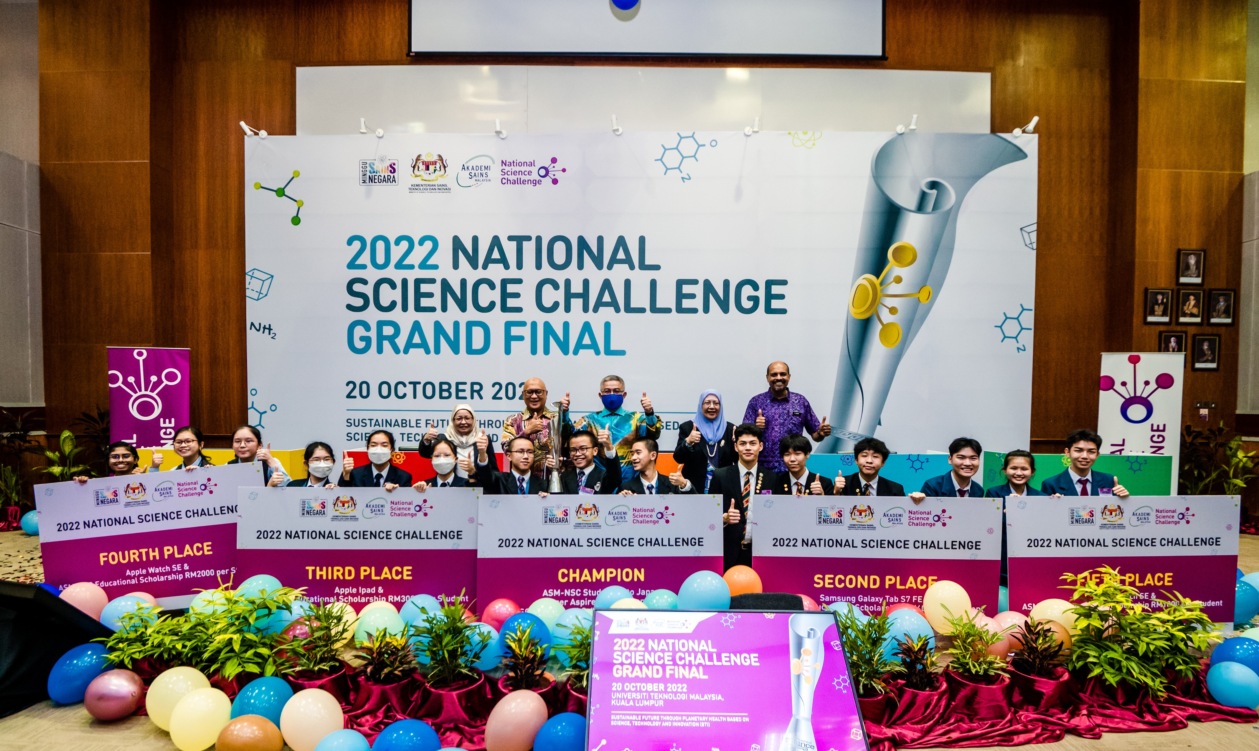 DR Adham (belakang, tiga dari kiri) dan Dr Asma (belakang, dua dari kanan) bersama barisan pemenang National Science Challenge 2022 Piala Pusingan Perdana Menteri.