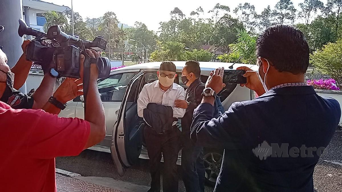 MOHAMAD Yusof diiringi pegawai SPRM ketika dibawa ke Kompleks Mahkamah Ayer Keroh di sini, hari ini. FOTO Meor Riduwan Meor Ahmad