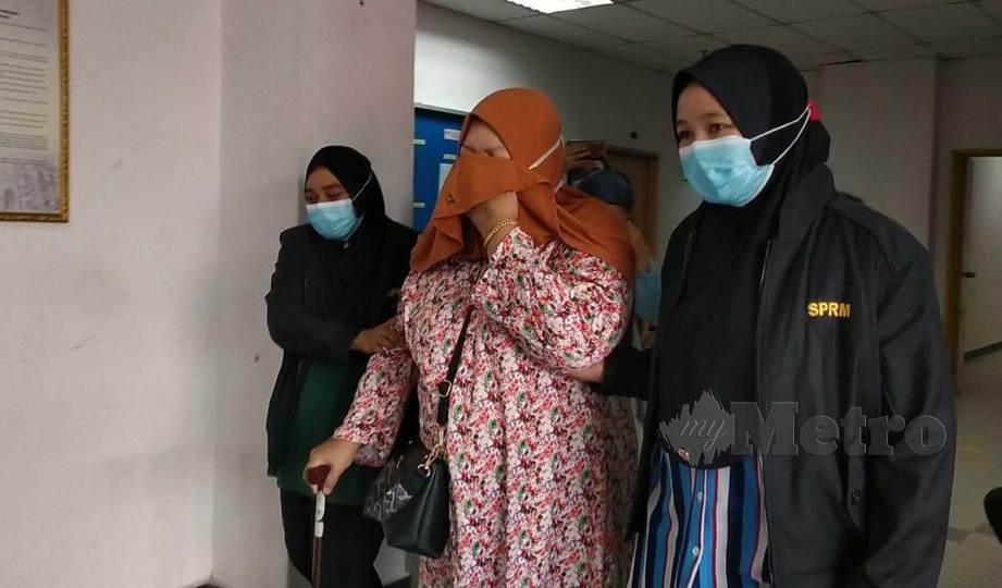MERIAM (tengah) mengaku tidak bersalah kemuka tuntutan palsu lebih RM100,000 di Mahkamah Sesyen Johor Bahru. FOTO Omar Ahmad