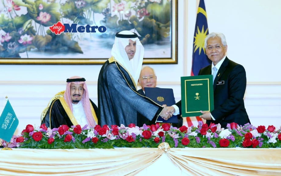 Raja Salman dan Najib menyaksikan pertukaran dokumen MoU antara Ali Nassir dan Idris Jusoh di Kompleks Seri Perdana. FOTO Fariz Iswadi Ismail 