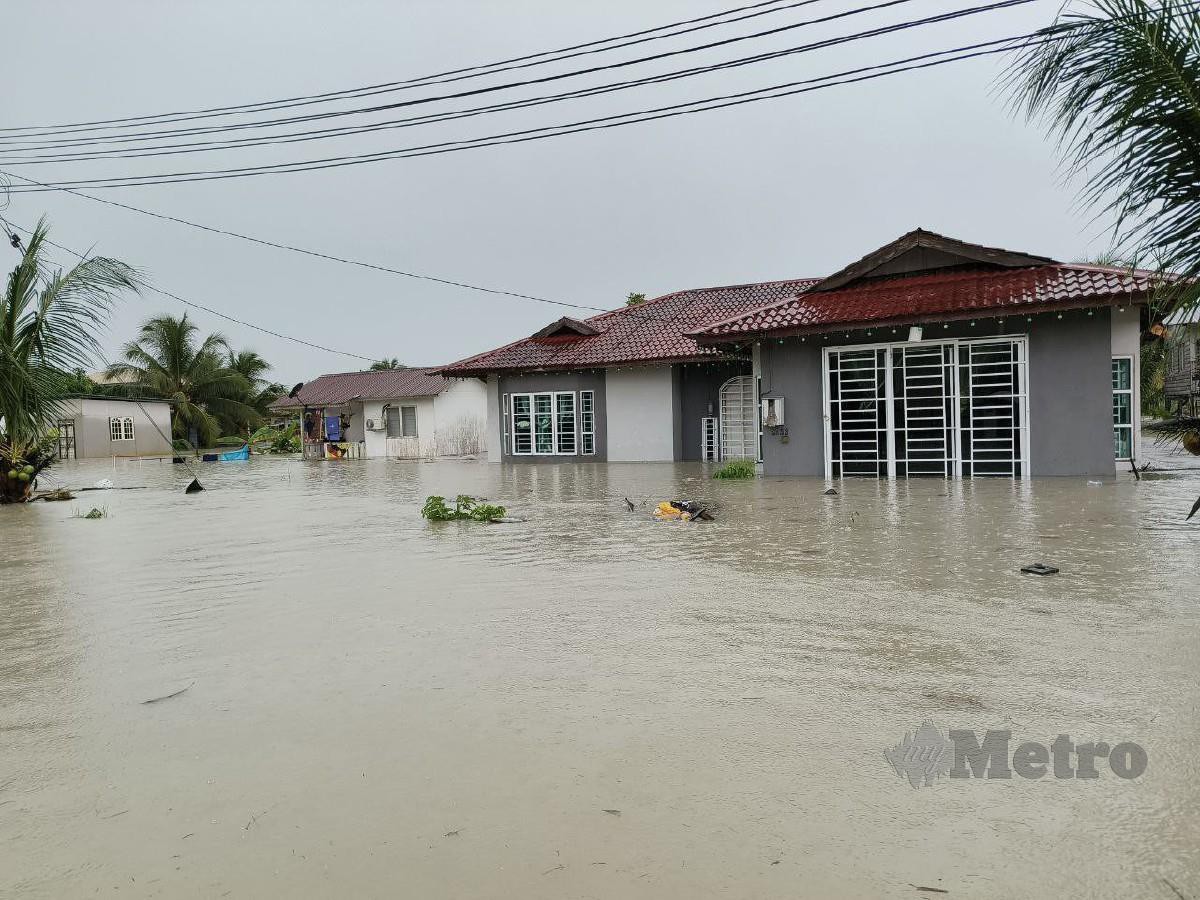 BANJIR melanda beberapa kawasan rendah di Kuching. FOTO Mohd Roji Kawi