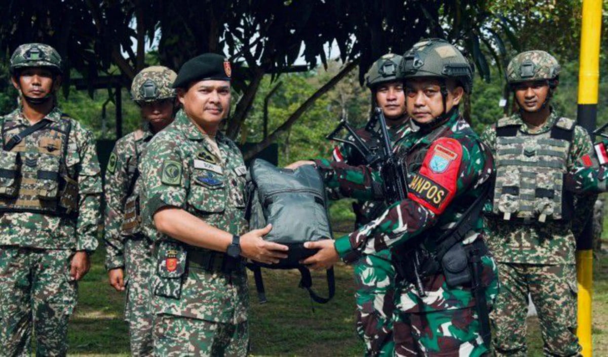 MOHD Sopi turut menyampaikan sumbangan raya kepada anggota TNI-AD. FOTO Ihsan Tentera Darat