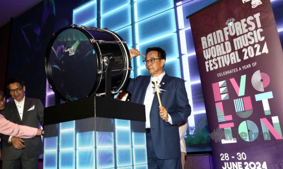 Abdul Karim Rahman Hamzah, melancarkan "The Launching Of Rainforest World Music Festival 2024" di Sheraton Hotel, Kuching. FOTO NADIM BOKHARI