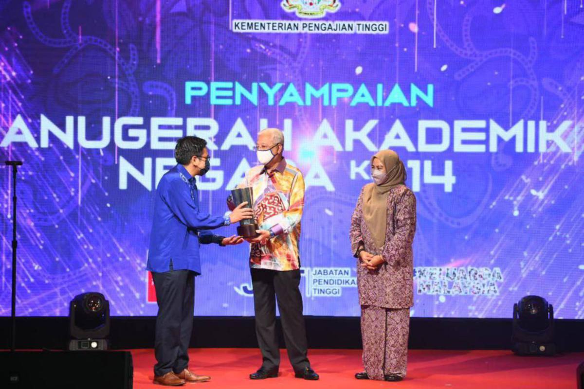 Dr Mohd Arif (kiri) ketika menerima anugerah daripada Ismail Sabri di Majlis AAN di Putrajaya.