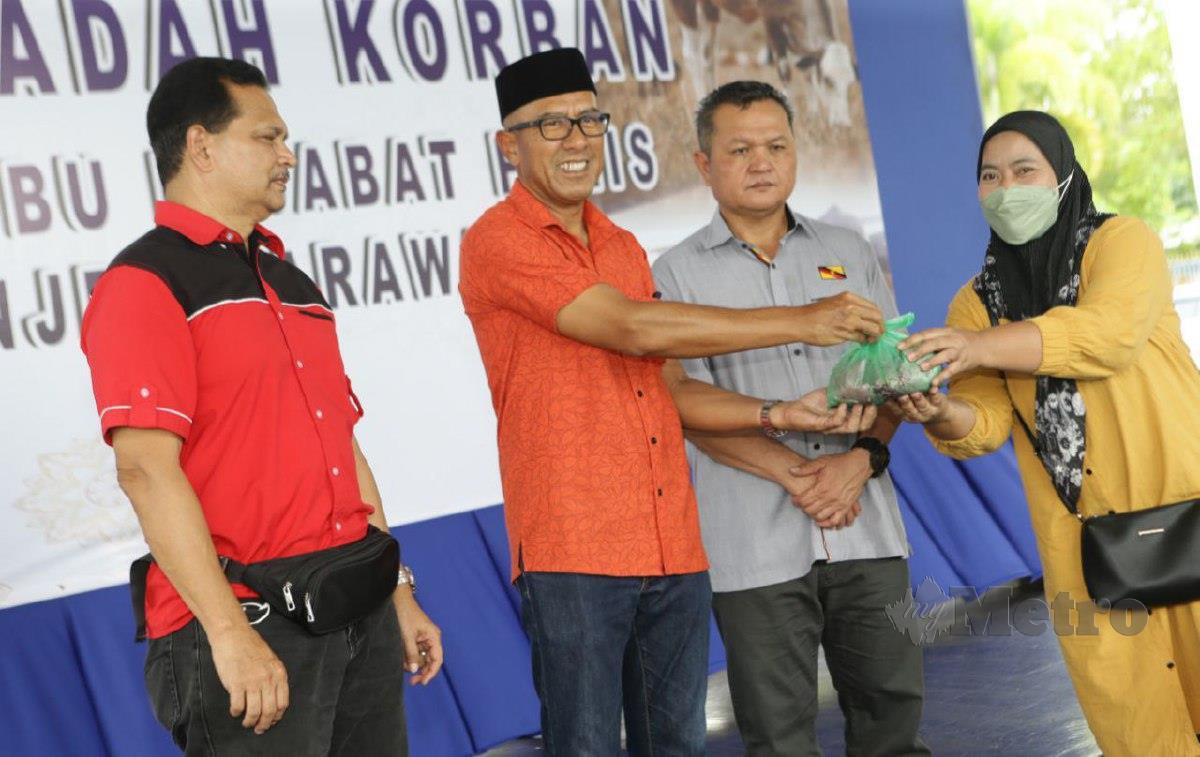 Mohd Azman menyempurnakan Program Ibadah Korban Peringkat IPK Sarawak Tahun 2022 dan Majlis Penyerahan Daging Korban di Padang Kawad Berbumbung IPK Sarawak dan mengadakan sesi sidang media. FOTO NADIM BOKHARI