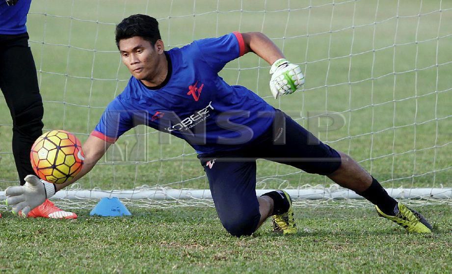 Penjaga gol Terengganu FC Muhammad Ilham Amirullah Razali. 