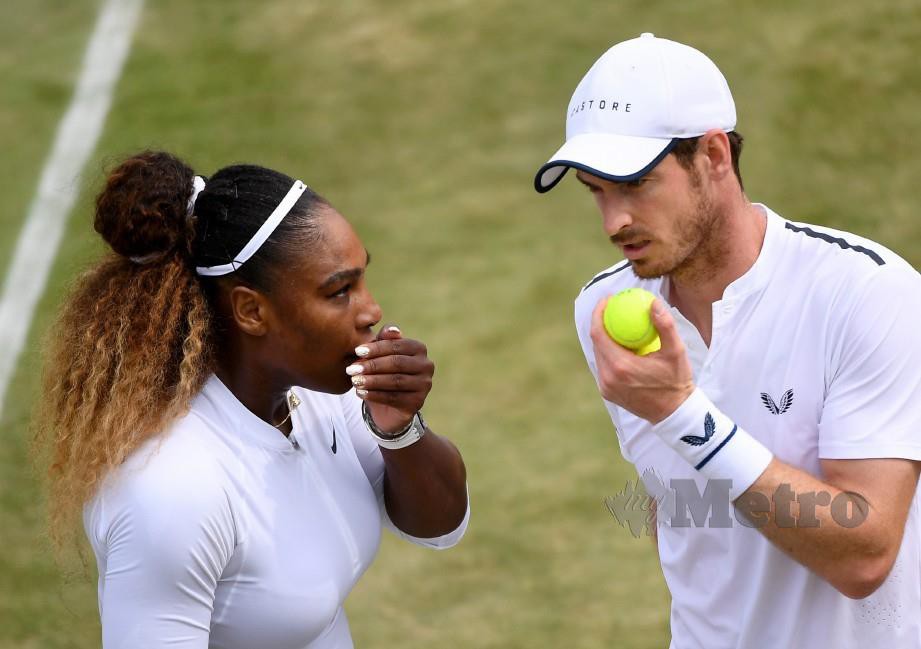  Gandingan Murray dan Serena (kiri) dalam acara beregu campuran. FOTO EPA