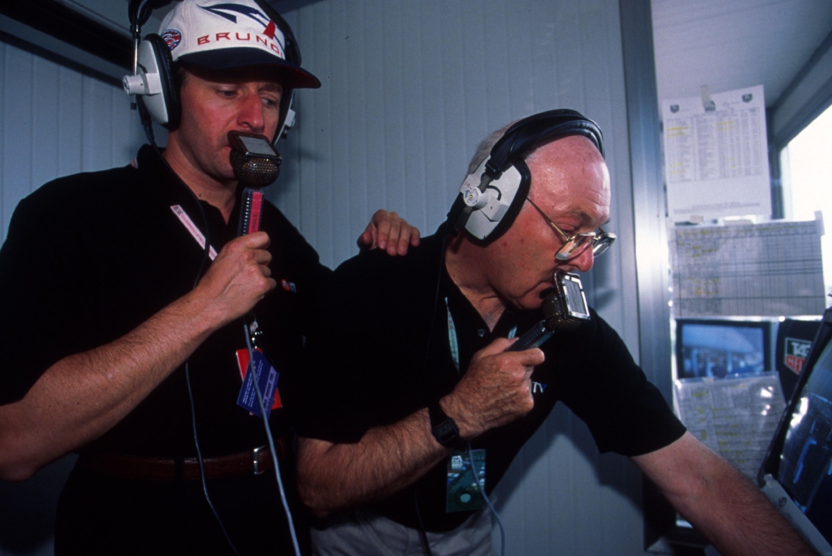 WALKER (kanan) ketika mengulas perlumbaan pada 1997. FOTO Agensi