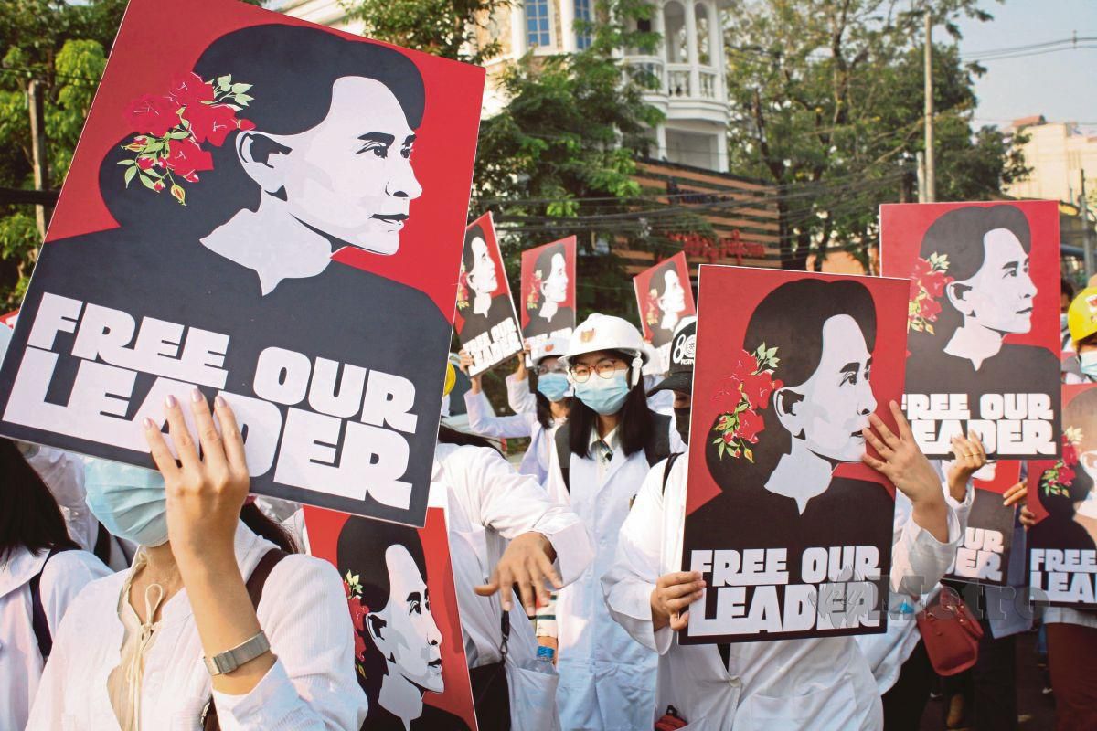 Malaysia bersama rakyat Myanmar menyokong agar Aung San Suu Kyi dibebaskan. FOTO AP