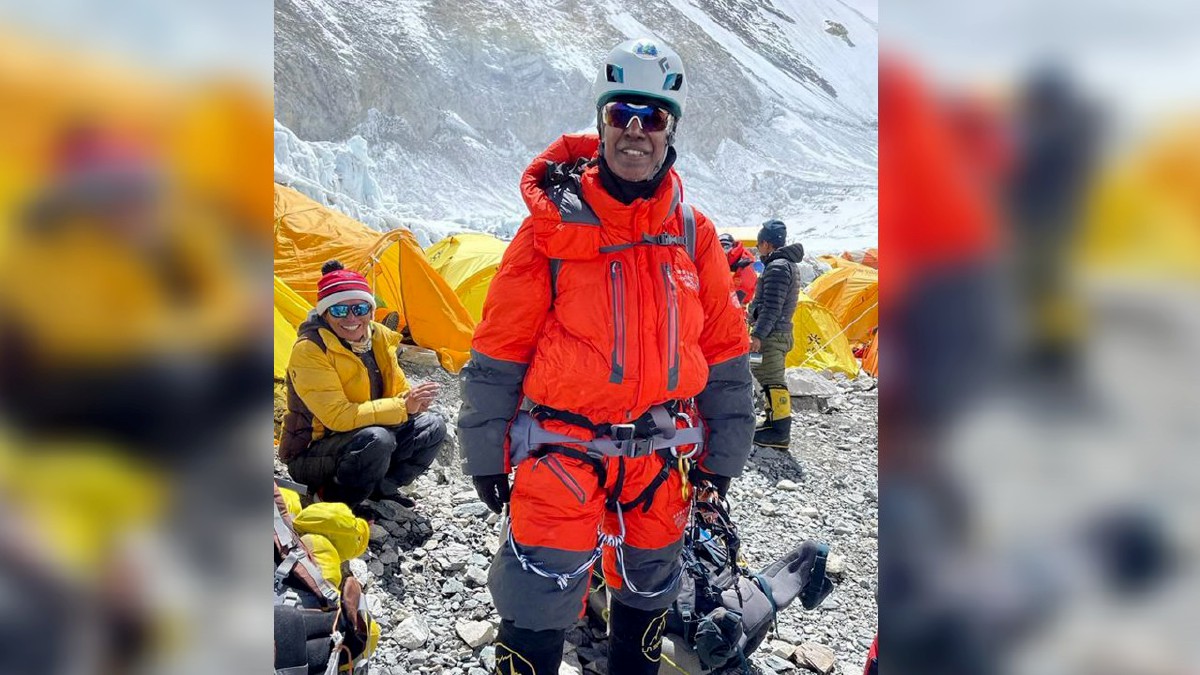 GAMBAR kenangan Elango ketika berada di puncak Gunung Everest pada 12 Mei lalu. FOTO Bernama 