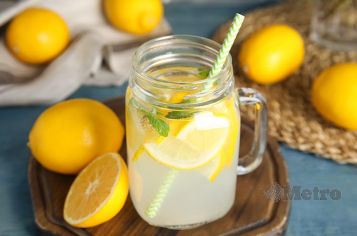 ELAKKAN minum jus lemon sebelum sarapan. 