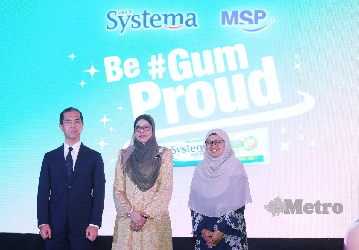 DR Noormi (tengah), Kazuo (kiri) dan pakar periodontik KKM Dr Yuhaniz Ahmad Yaziz melancarkan kempen Be #GumProud.