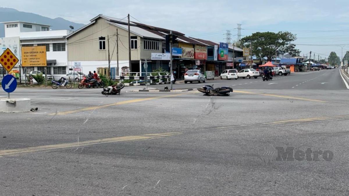  Kemalangan yang membabitkan dua buah motosikal di Pekan Guar Chempedak menyebabkan seorang maut dan seorang cedera di muka serta kepala. FOTO IHSAN PDRM