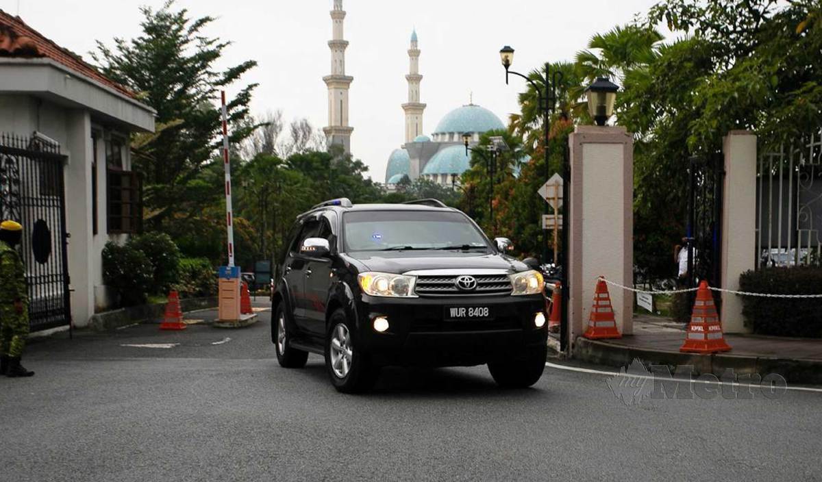 KENDERAAN membawa Najib hadir ke Kompleks Mahkamah Kuala Lumpur bagi perbicaraan kes 1MDB. FOTO Rohanis Shukri