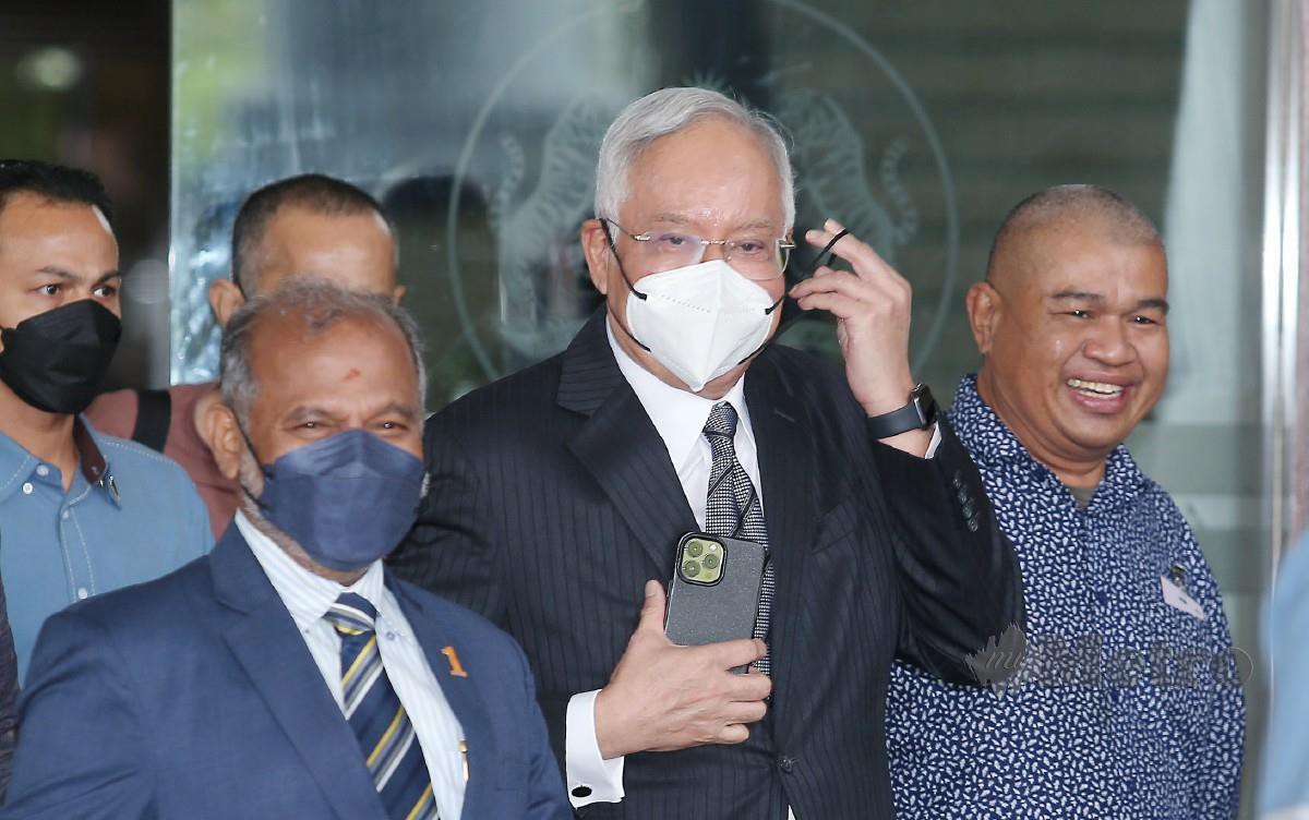 Najib ketika hadir perbicaraan kes rasuah membabitkan dana 1MDB di Kompleks Mahkamah Kuala Lumpur. FOTO EIZAIRI SHAMSUDIN