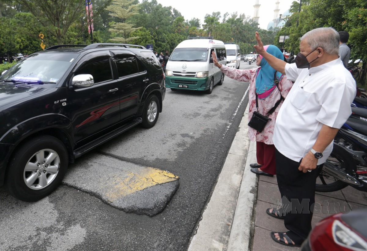 NAJIB dibawa menaiki kenderaan utiliti sukan (SUV) tiba di Kompleks Mahkamah Jalan Duta, Kuala Lumpur diiringi beberapa kenderaan polis dan Jabatan Penjara. FOTO Mohamad Shahril Badri Saali