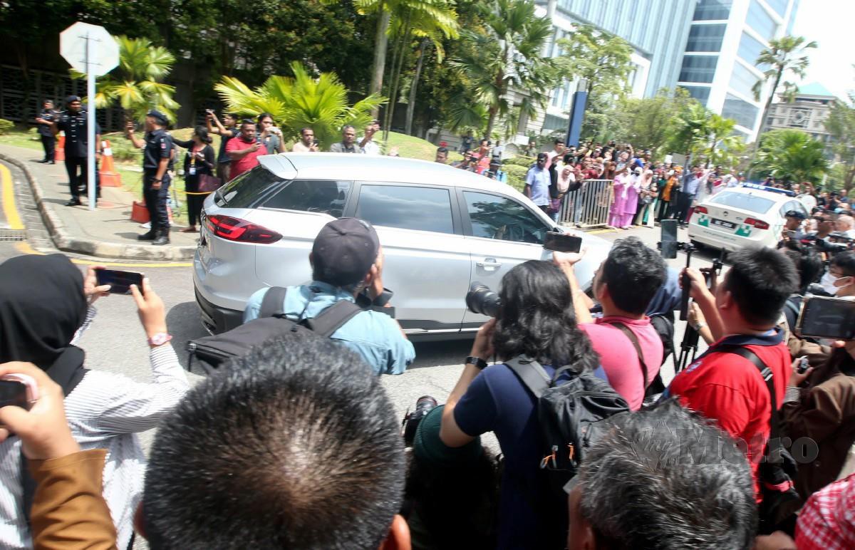 KENDERAAN membawa Najib keluar dari perkarangan Istana Kehakiman selepas mahkamah menolak rayuan berkaitan kes rasuah SRC International di Mahkamah Persekutuan. FOTO Hairul Anuar Rahim