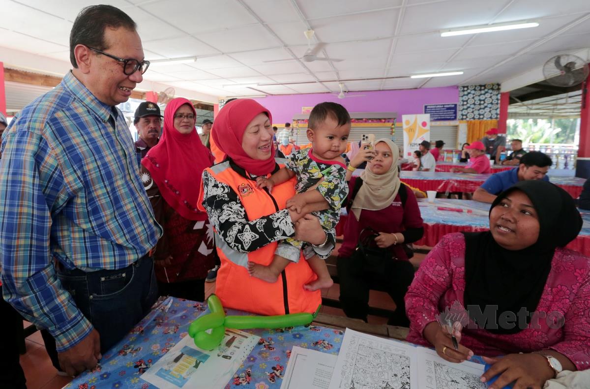 Nancy Shukri ketika melawat PPS SK Kota Dalam, Ayer Hitam Johor. FOTO NUR AISYAH MAZALAN