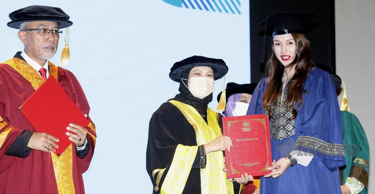 Menteri Pelancongan, Seni dan Budaya (MOTAC), Datuk Seri Nancy Shukri menyampaikan sijil kepada penerima ketika Majlis Konvokesyen Badan Peneraju Industri Seni Budaya 2022 di Putrajaya. FOTO MOHD FADLI HAMZAH