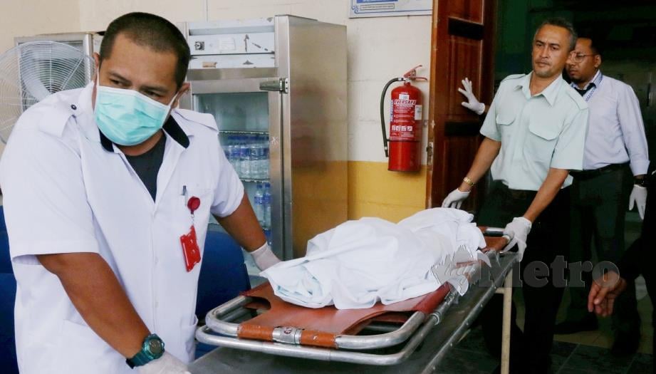 MAYAT Nasri dibawa keluar dari Jabatan Forensik, HRPZ II untuk dibedah siasat di Hospital Gua Musang sebelum dikebumikan di perkampungan Orang Asli Kuala Koh, Gua Musang. FOTO Zaman Huri Isa.