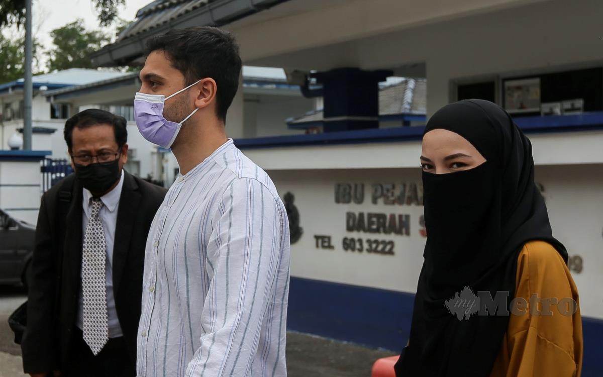 NEELOFA dan suaminya, Muhammad Haris Mohd Ismail hadir di Ibu Pejabat Polis Daerah (IPD) Seremban pada 24 Mei lalu. FOTO arkib NSTP