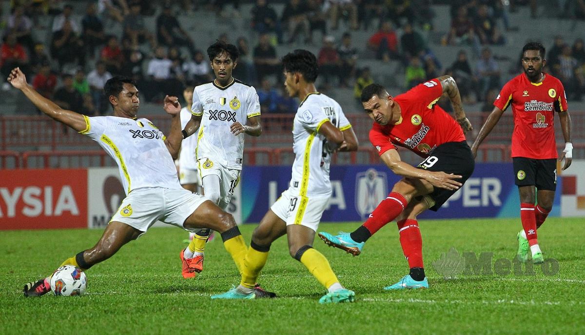 PEMAIN Negeri Sembilan, Anselmo  Da Silva (kanan) diasak pemain Perak di Stadium Tuanku Abdul Rahman. FOTO Azrul Edham