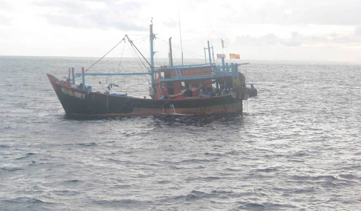 APMM menahan sebuah bot nelayan tempatan kelas C bersama lima kru warga Myanmar di kedudukan 6.2 batu nautika barat daya Pulau Jarak, Lumut. FOTO Ihsan APMM