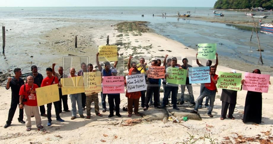 SEBAHAGIAN nelayan berkumpul mengadakan bantahan cadangan projek penambakan laut Pulau Pinang semasa sidang media di Kampung Nelayan, Teluk Kumbar, semalam. FOTO Danial Saad.