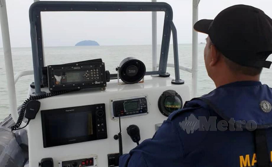 ANGGOTA APMM melakukan pemeriksaan pencarian di lokasi seorang nelayan Thailand yang dipercayai terjatuh ketika menangkap ikan sejak Ahad lalu. FOTO Ihsan APMM