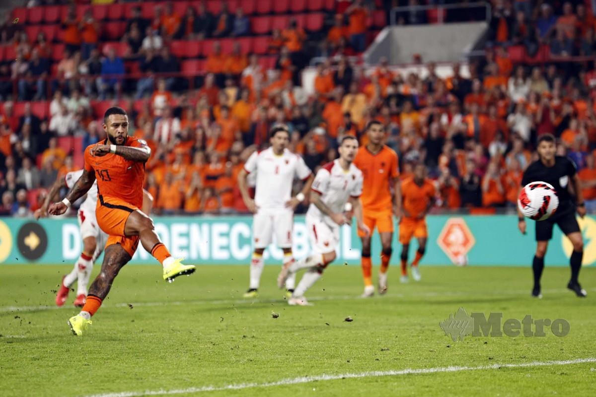DEPAY menyempurnakan penalti buat Belanda mendahului 1-0. 