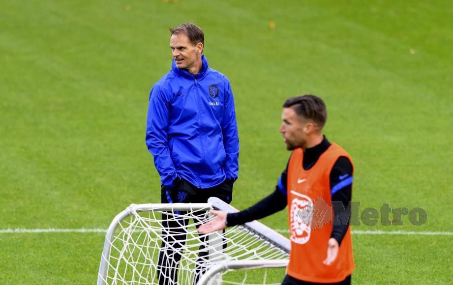 DE Boer (kiri) bakal menjadi perhatian dalam penampilan sulungnya memimpin Belanda. FOTO AFP