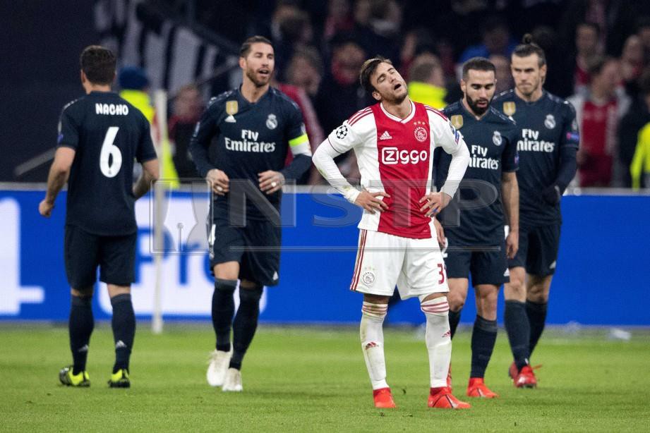 Perasaan kecewa pemain Ajax, Nicolas Tafliafico apabila jaringannya dibatalkan.