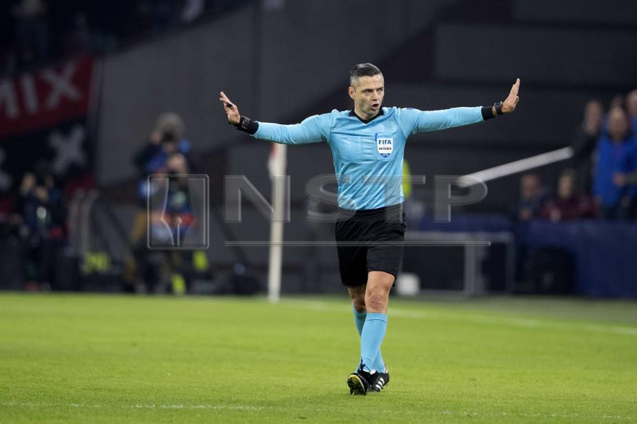 Pengadil dari Slovenia Damir Skomina selepas membatalkan gol Ajax Nicolas Tafliafico selepas meneliti rakaman VAR. FOTO agensi.