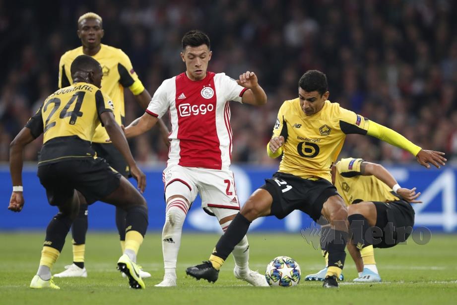 TIGA pemain Lille mengekang kemaraan pemain Ajax,  Lisandro Martinez (tengah) di  Amsterdam. - FOTO EPA